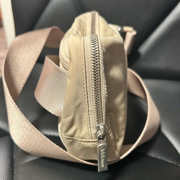 lululemon ❤️Special!athletica Everywhere Belt Bag Beige And Cream EUC - Picture 4 of 10